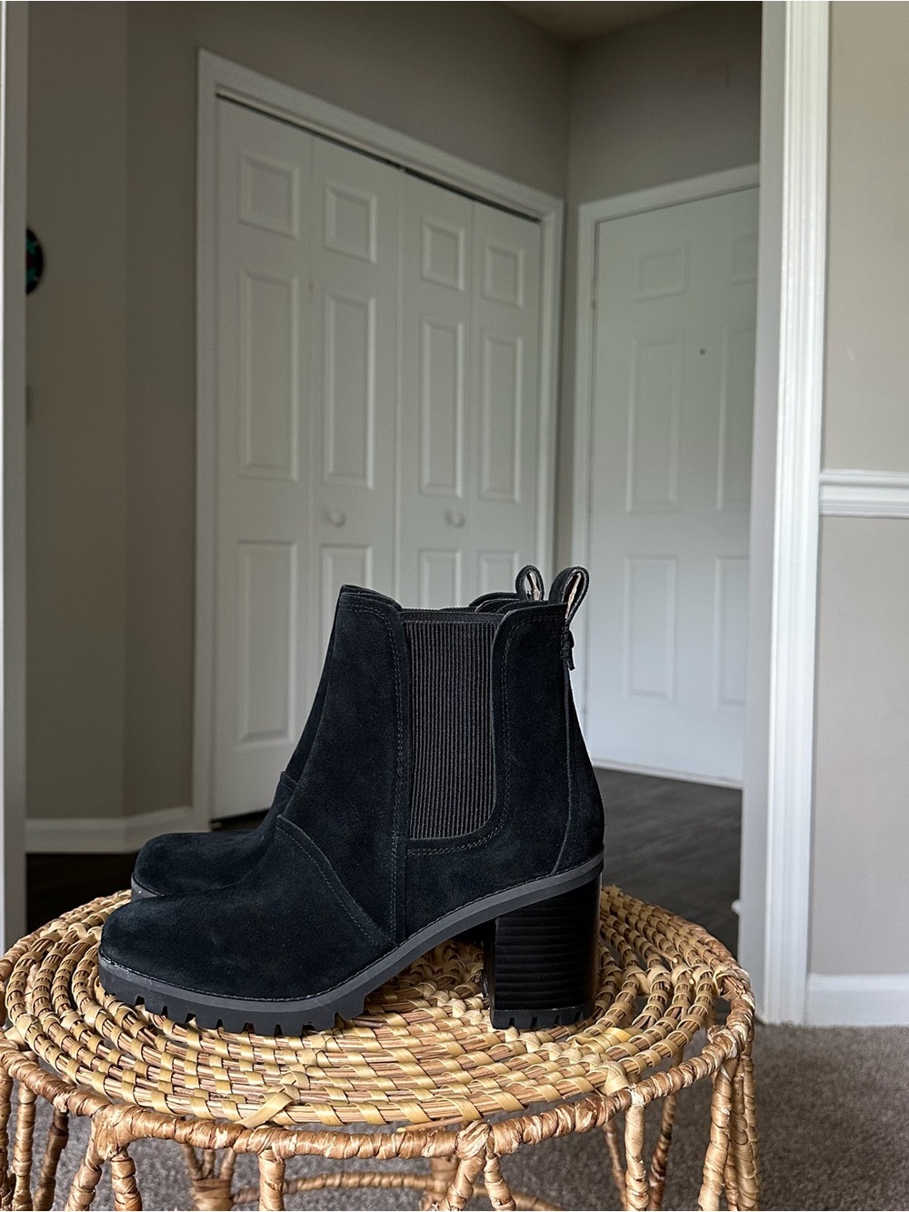 UGG Black Suede Chelsea Lug Heel Booties - Elastic Side Panel Women’s US 9 Boot